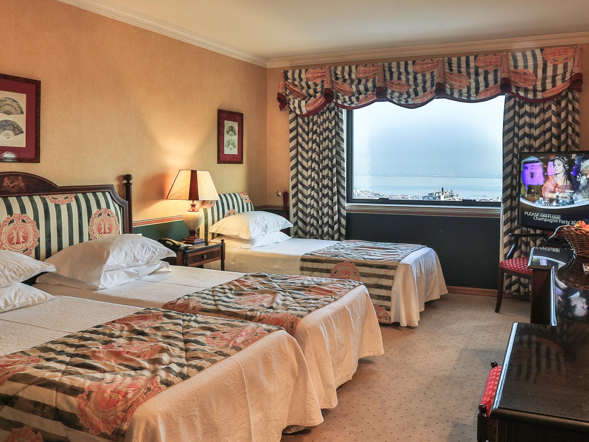 Отель Dom Pedro Lisboa Экстерьер фото A room at the hotel