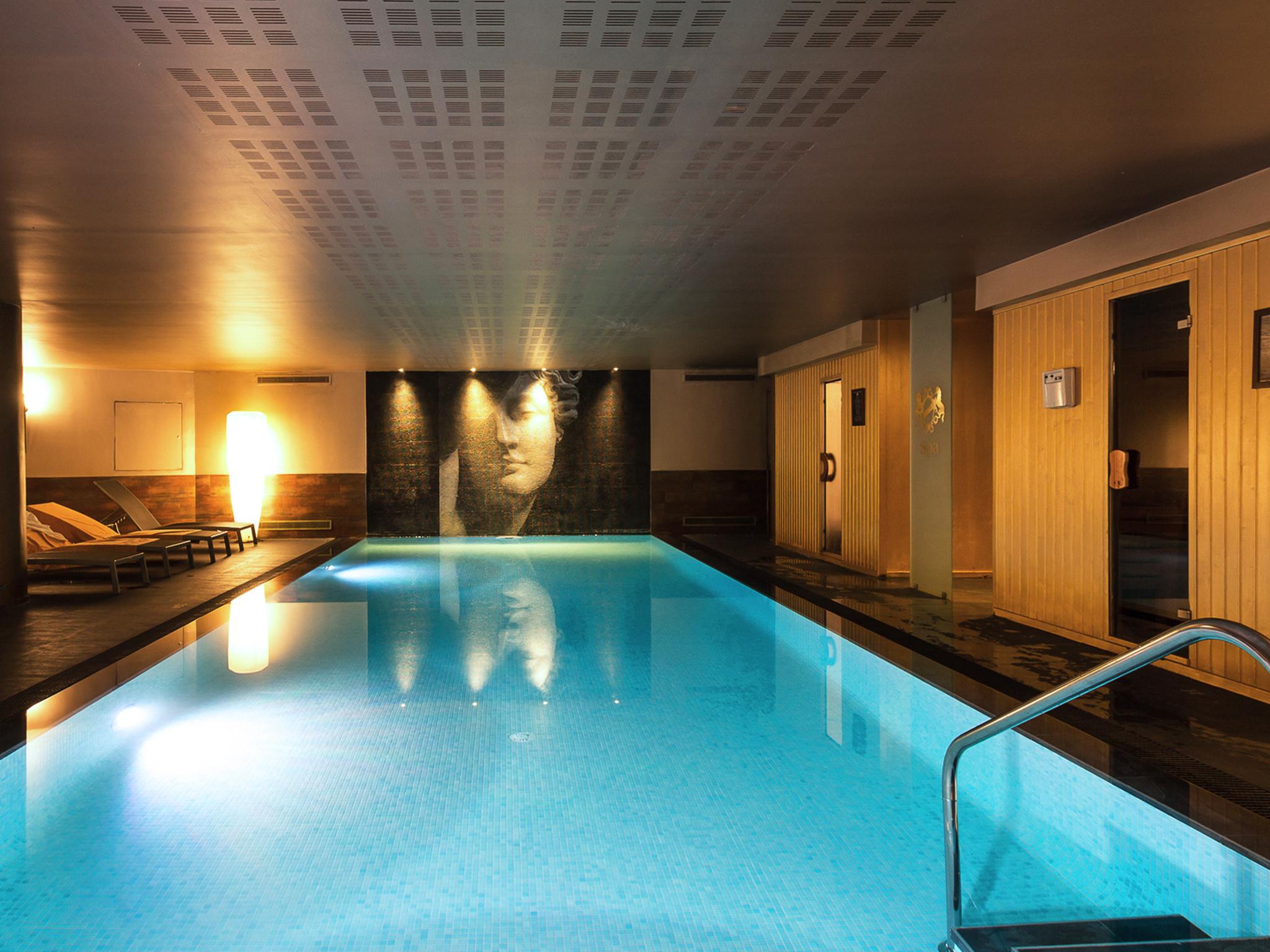 Отель Dom Pedro Lisboa Экстерьер фото The swimming pool at the hotel
