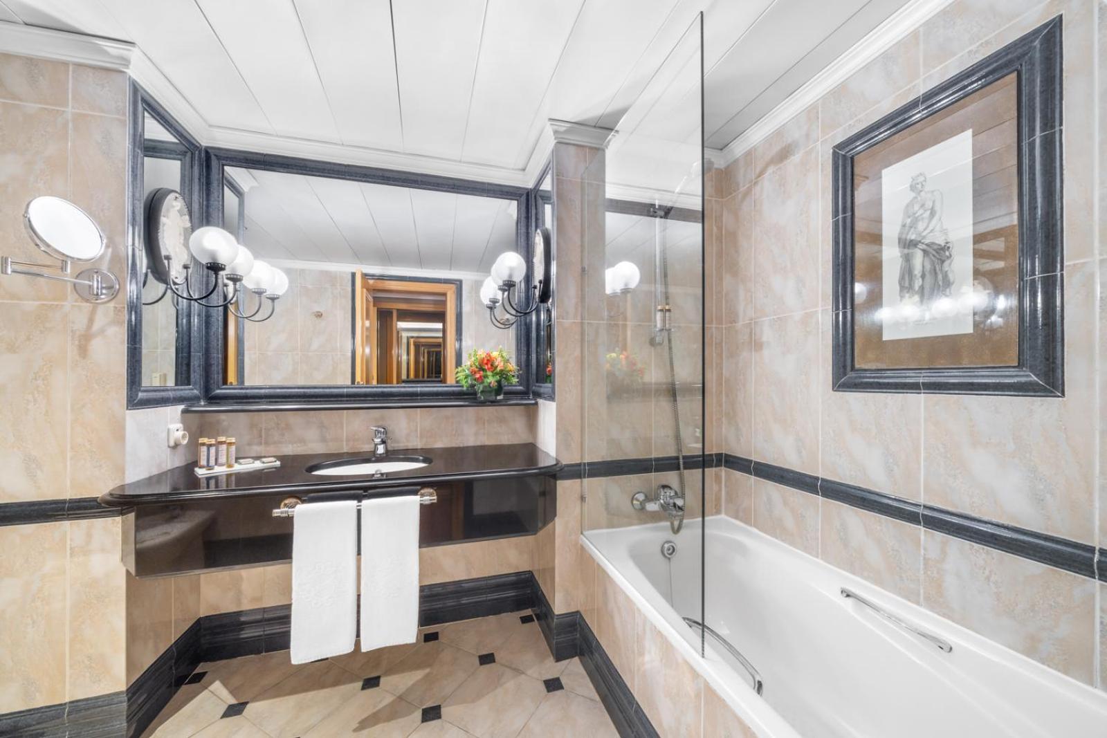 Отель Dom Pedro Lisboa Экстерьер фото Bathroom