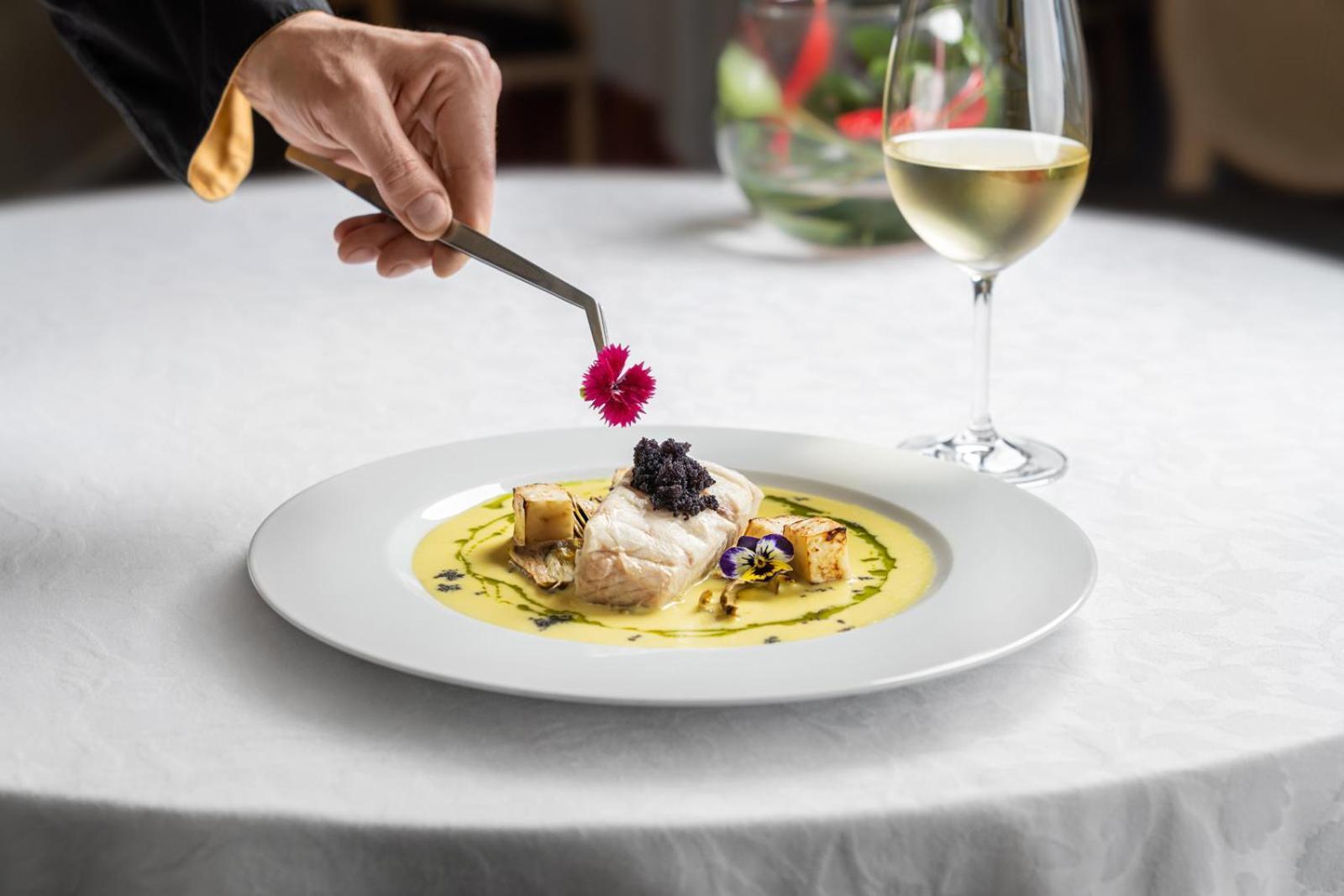 Отель Dom Pedro Lisboa Экстерьер фото A server finishing a plate