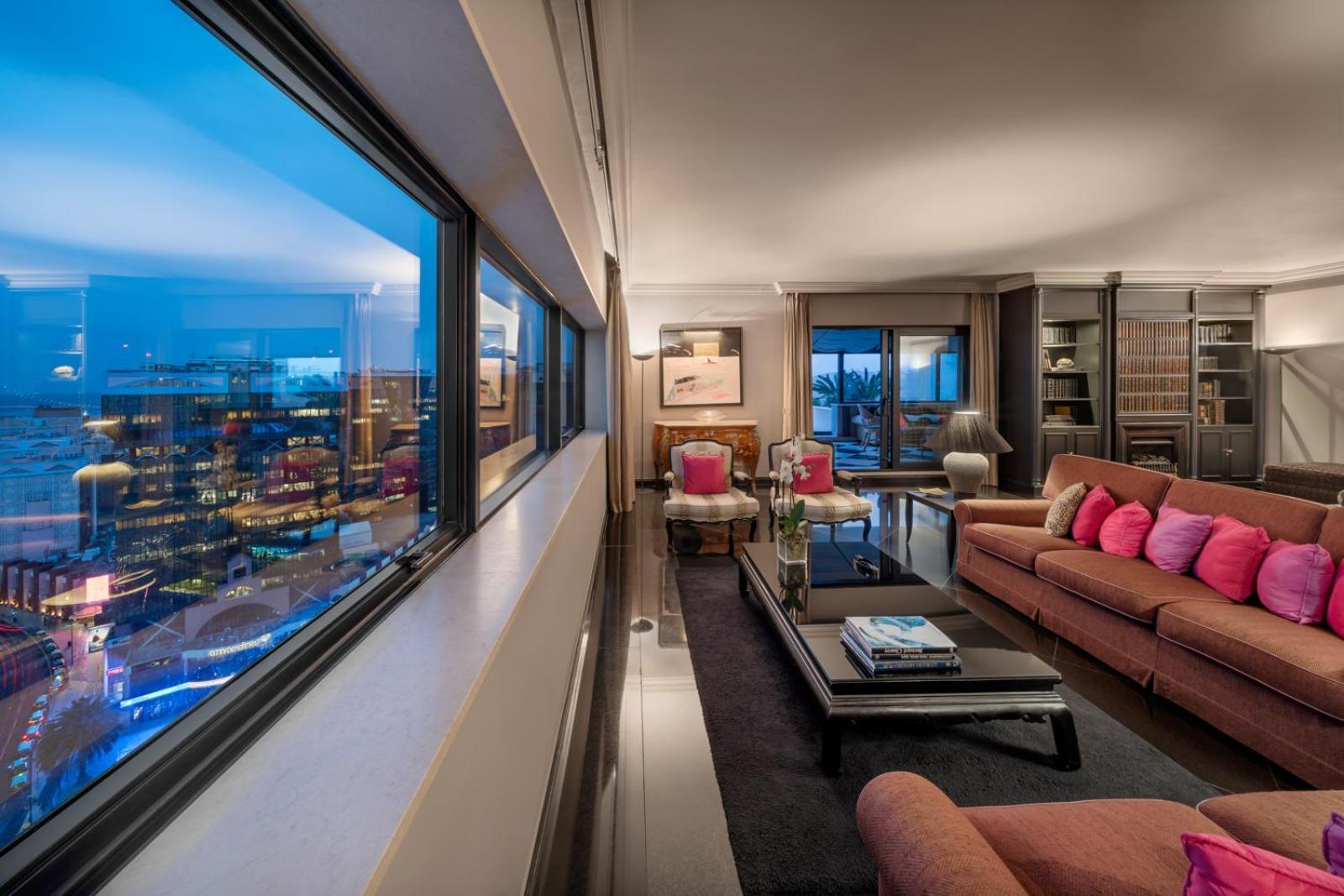 Отель Dom Pedro Lisboa Экстерьер фото The living room of a suite at the Mandarin Oriental, London