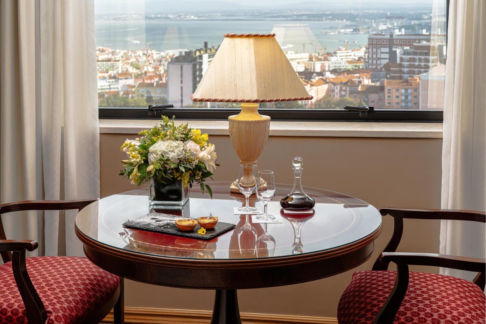 Отель Dom Pedro Lisboa Экстерьер фото A table with a lampshade